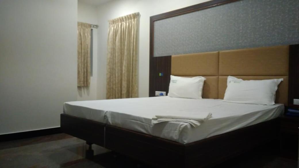ホテル Famous Residency Tiruchirappalli エクステリア 写真