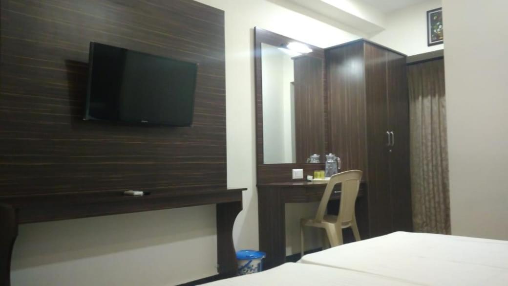 ホテル Famous Residency Tiruchirappalli エクステリア 写真