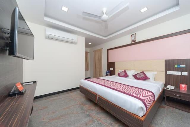 ホテル Famous Residency Tiruchirappalli エクステリア 写真