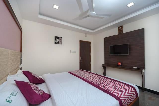 ホテル Famous Residency Tiruchirappalli エクステリア 写真