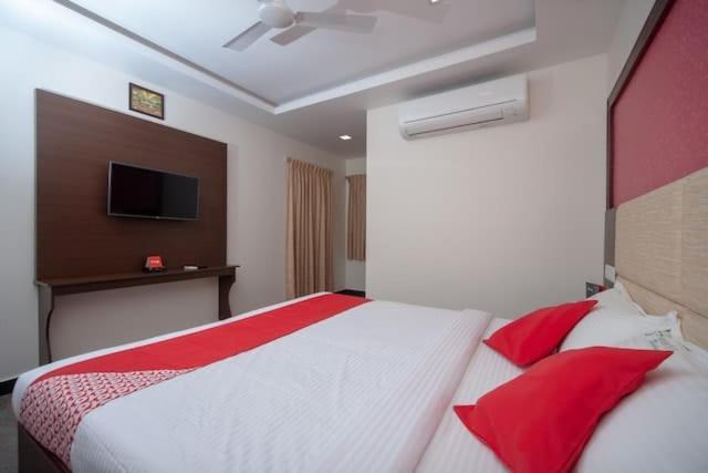 ホテル Famous Residency Tiruchirappalli エクステリア 写真