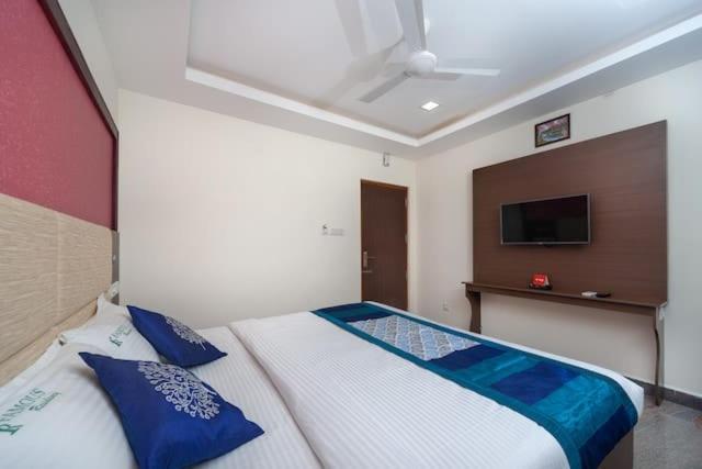 ホテル Famous Residency Tiruchirappalli エクステリア 写真