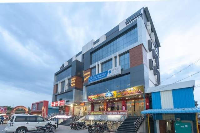 ホテル Famous Residency Tiruchirappalli エクステリア 写真