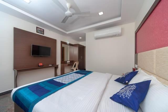 ホテル Famous Residency Tiruchirappalli エクステリア 写真