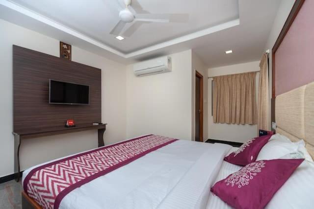 ホテル Famous Residency Tiruchirappalli エクステリア 写真