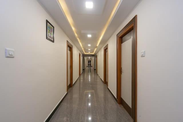 ホテル Famous Residency Tiruchirappalli エクステリア 写真
