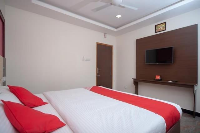 ホテル Famous Residency Tiruchirappalli エクステリア 写真